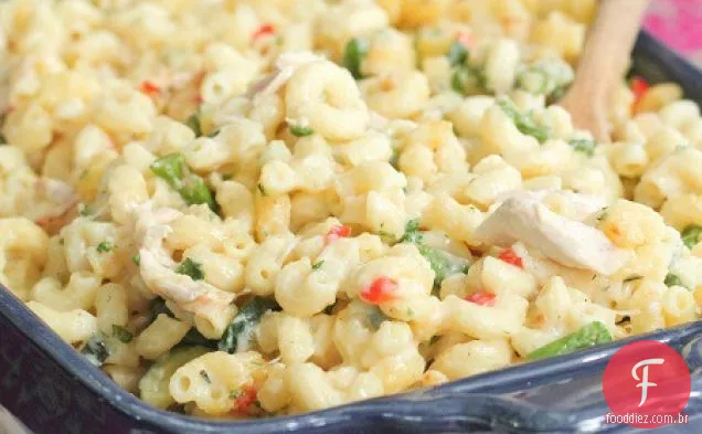 Creamy Dijon frango e tomilho macarrão assar