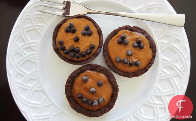Não assar mini tortas de abóbora sem laticínios com crostas de Chocolate