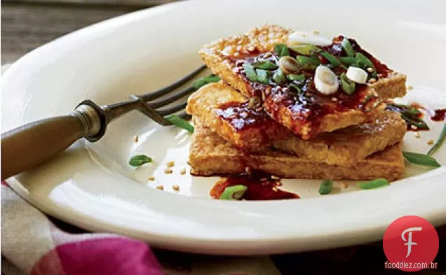 Tofu frito com molho picante de gengibre e gergelim