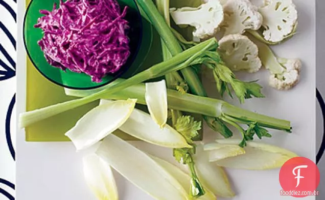Molho cremoso de beterraba com Crudités brancos