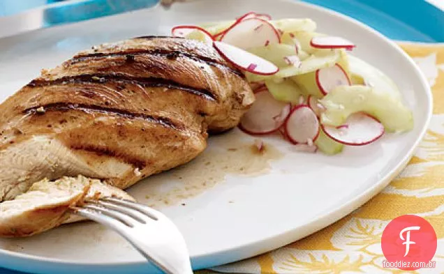 Frango grelhado com salada de pepino e rabanete agridoce