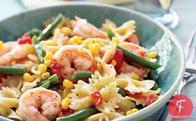 Macarrão com camarão e vegetais