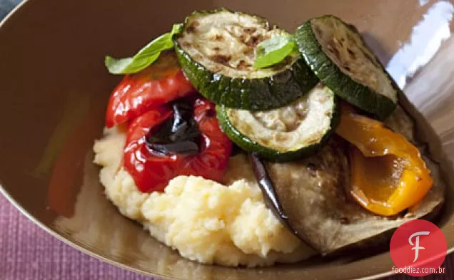 Polenta de queijo com legumes assados