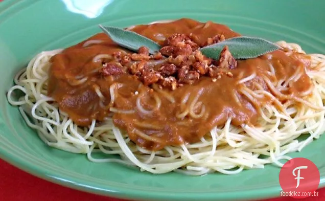 Macarrão com molho cremoso de abóbora sem laticínios e nozes