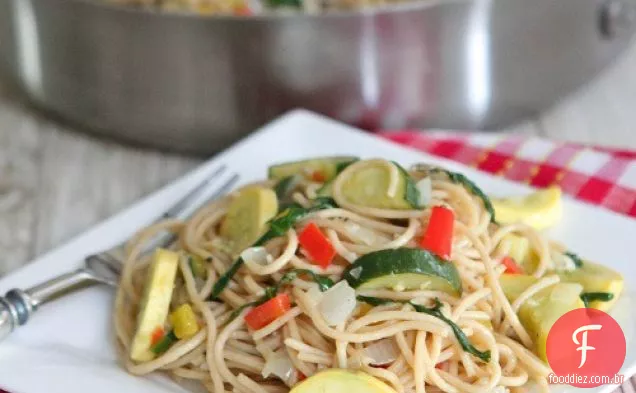 Espaguete de festa vegetal com alho quente tomilho azeite