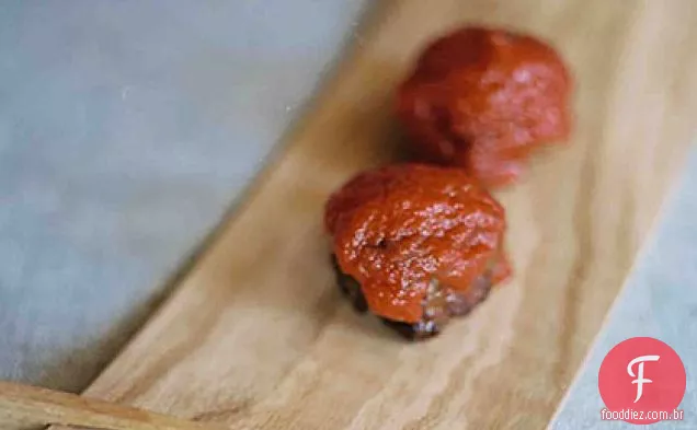 Almôndegas italianas em molho de tomate-alcaparras
