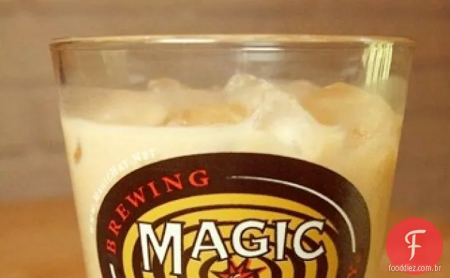 Café gelado vegano com um chute