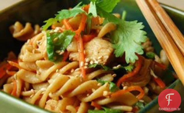 Salada De Frango Com Macarrão De Gergelim