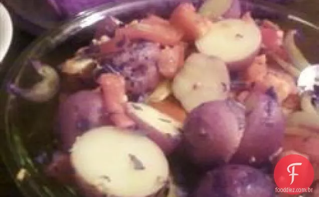 Batatas assadas com tomate, manjericão e alho