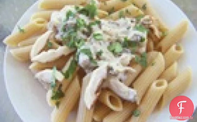 Shiitakes e Penne de trigo integral em um molho cremoso de alho vegano e com baixo teor de gordura