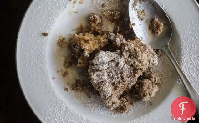 Bolo de Frigideira de ruibarbo com migalha de Jaggery
