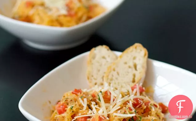 Espaguete Com Tomate, Manjericão E Parmesão