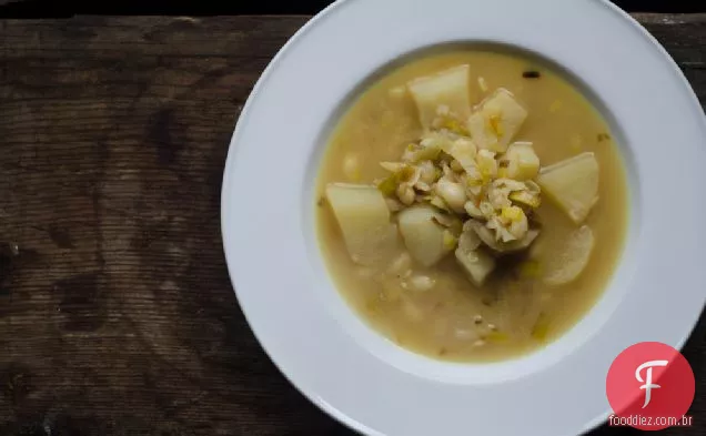 Sopa de feijão de medula com legumes pálidos