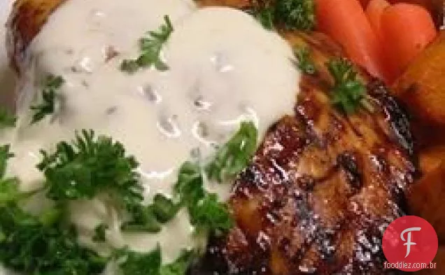 Molho de creme de alho sobre peitos de frango