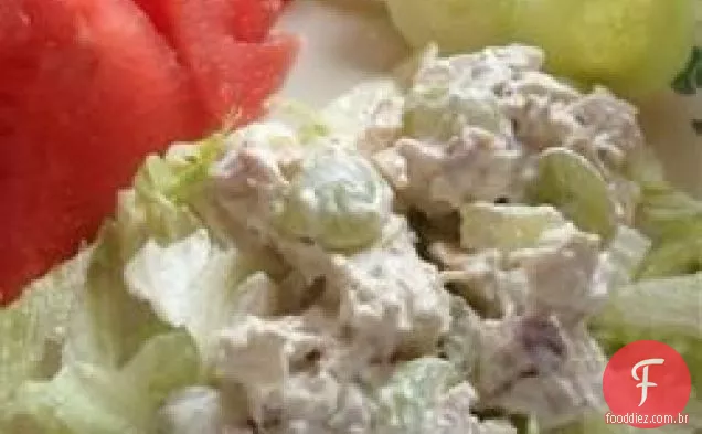 Salada de frango com maçãs, uvas e nozes