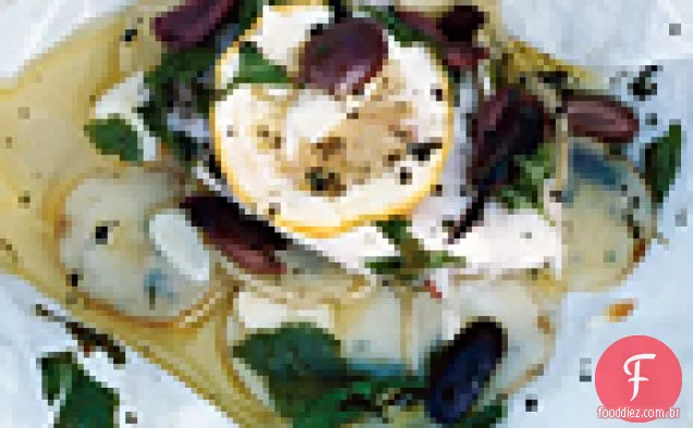Bacalhau preto com azeitonas e batatas em pergaminho