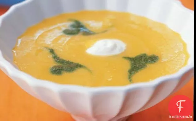 Sopa de pimenta amarela com purê de coentro