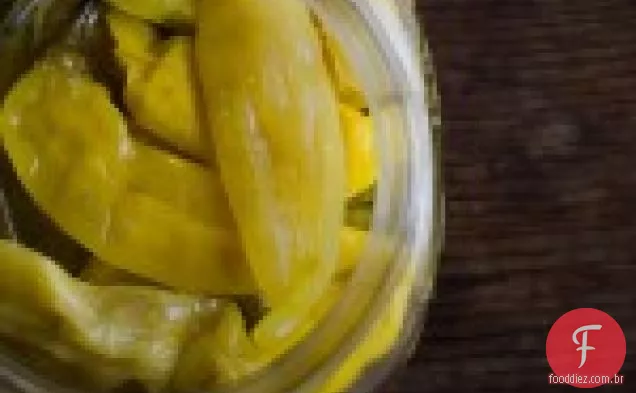 Salada De Espinafre murcha com molho de mostarda de frango e mel