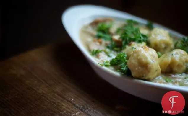 R: bolinhos de frango e sem glúten com ervas frescas