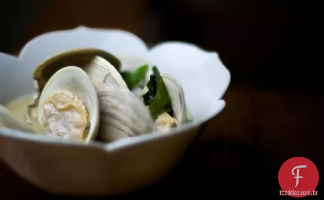 a: sopa de missô com amêijoas