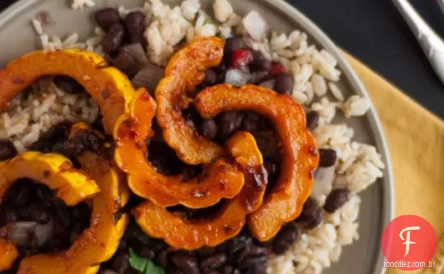 Abóbora Vitrificada Chipotle Com Arroz Do CAL Do Coentro E Blac Refried