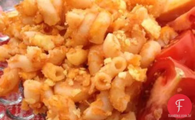 Macarrão cozido e queijo com tomate