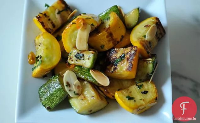 Abobrinha E Abóbora De Verão Com Pimenta, Hortelã E Amêndoas Torradas
