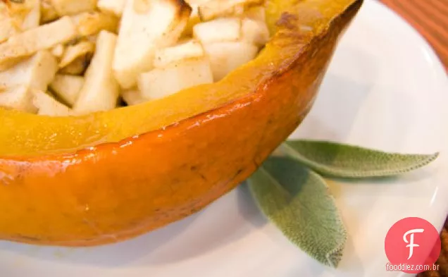 Abóbora De Bolota Assada Com Maçãs, Nozes E Sálvia