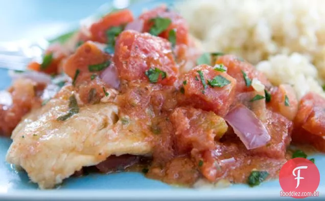 Bacalhau escalfado em molho de tomate-estragão