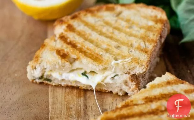 Panini De Queijo Grelhado Com Manjericão E Limão