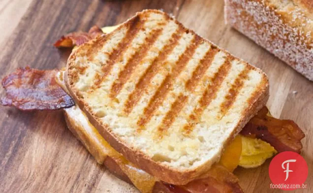 Bacon, ovo e Cheddar muffin inglês Panini