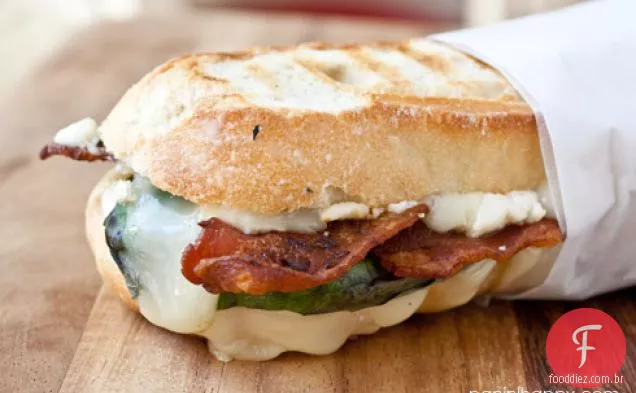 Brie, manjericão, Bacon e Panini azul ... e uma oferta de imprensa Breville Panini!