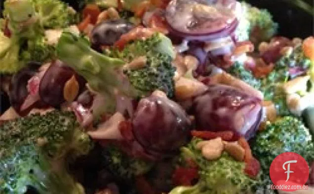 Salada de brócolis com uvas vermelhas, Bacon e sementes de girassol