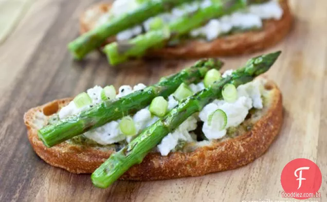 Tartinas de aspargos grelhados com ricota fresca, Pesto e cebolinha