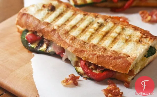 Abobrinha grelhada, Prosciutto crocante e pimenta vermelha Panini