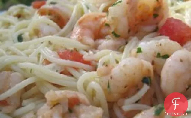Camarão alho limão com macarrão