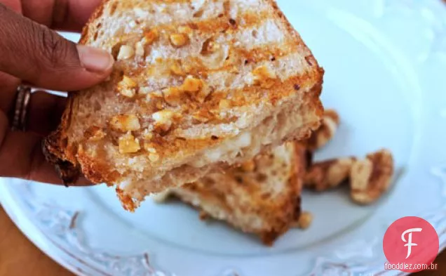 Mel noz-Crusted idade Cheddar Panini ... e cenas de Seattle