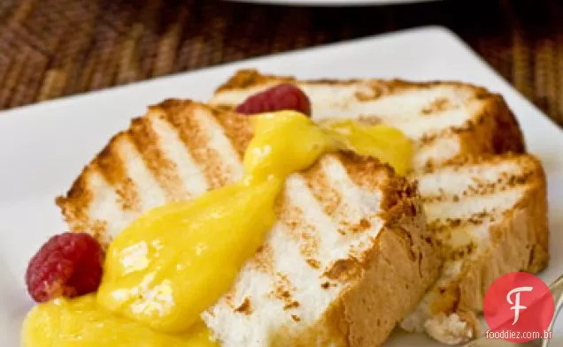 Bolo de comida de anjo grelhado com coalhada de limão