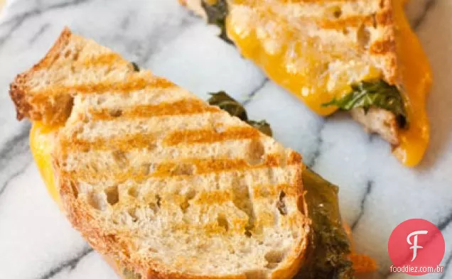 Couve, alho grelhado e Cheddar Panini