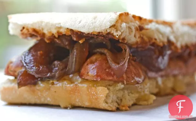 Linguiça de Frango, Manteiga de maçã e Fontina Panini com cebola vermelha caramelizada