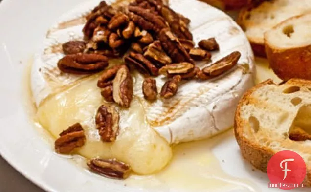 Dica rápida: Brie grelhado com mel e nozes torradas