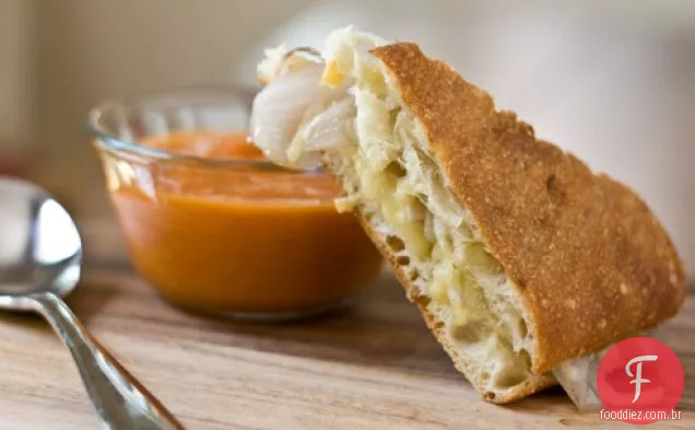 Grelhado Gruyere Panini com cebola doce em conserva