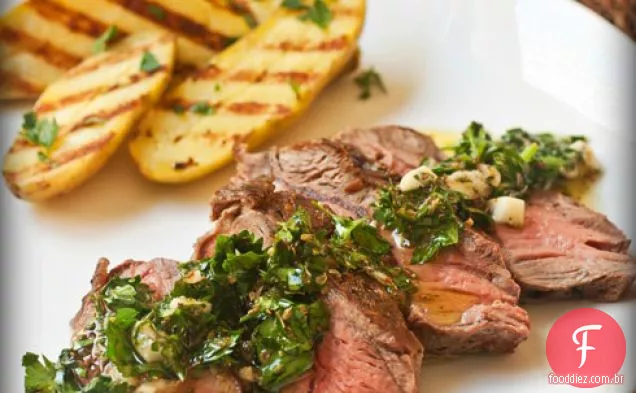 Bife de ferro plano grelhado com Chimichurri e batatas dedilhadas
