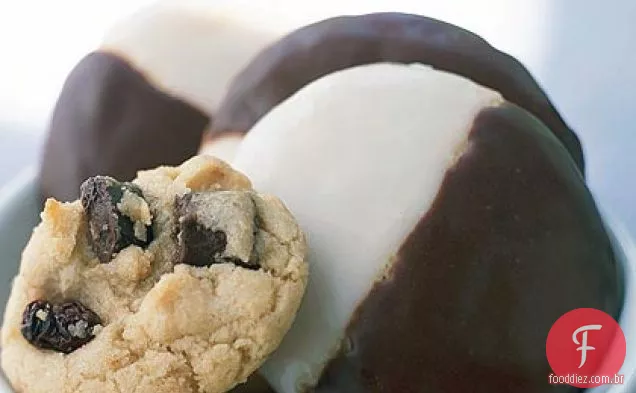 Biscoitos de bolo preto e branco