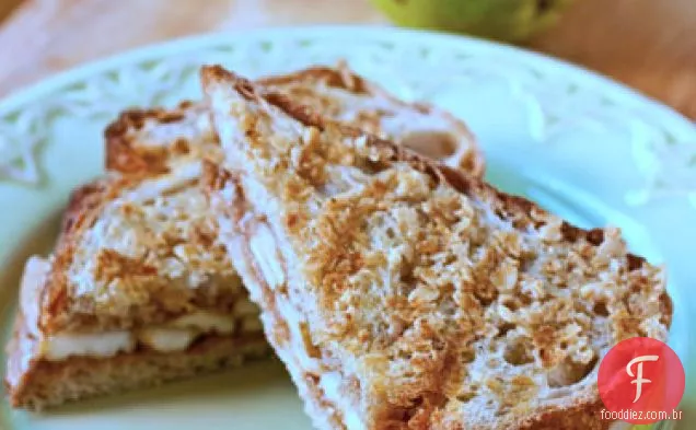 Granola-panini com crosta de Pêra e manteiga de amêndoa