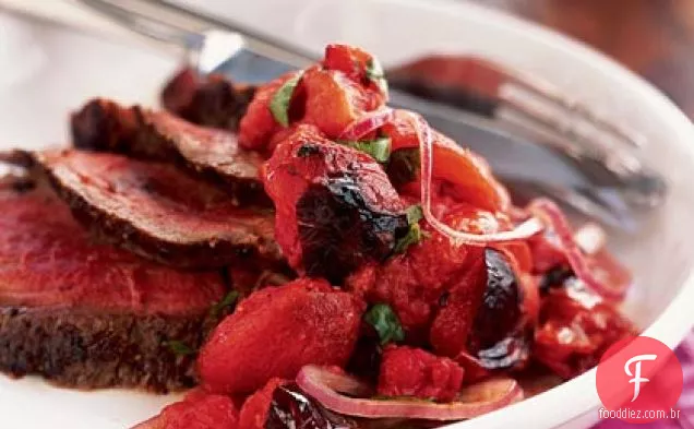 Bife grelhado com molho de tomate carbonizado