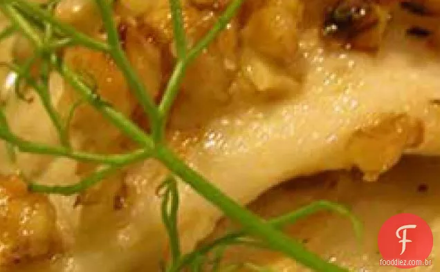 Caçarola de raiz de aipo, batata e erva-doce com bacalhau incrustado de nozes