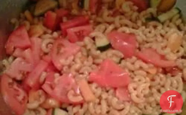 Salada de macarrão doce e picante de Verão