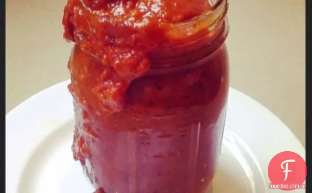 Ketchup russo com tomates e ameixas