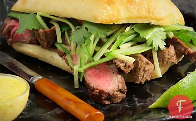 Sanduíche De Bife Flatiron Com Pepino, Gengibre Relish & Ghost Chili Aioli